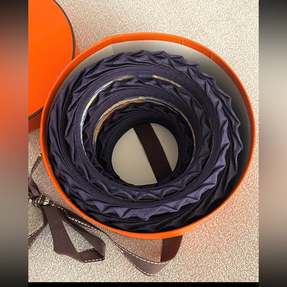 Authentic New HERMES Pleated Scarf - Picture 10 of 11